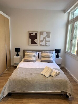 2 bedrooms, desk, iron/ironing board, travel crib