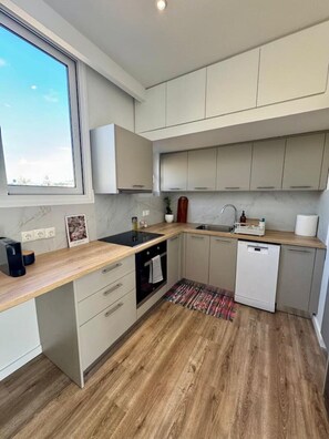 Kühlschrank, Mikrowelle, Ofen, Herdplatte