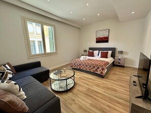 2 間睡房、書桌、熨斗/熨衫板、可攜式嬰兒床