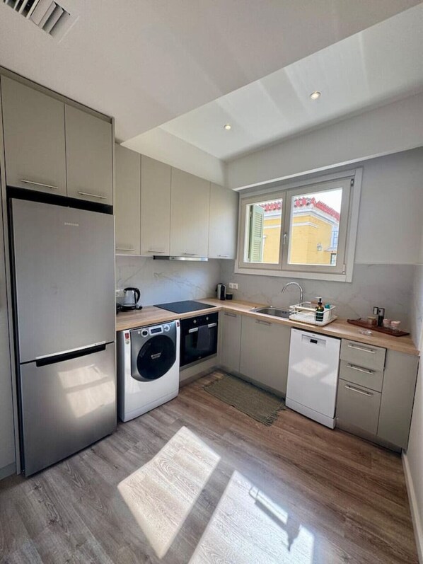 Kühlschrank, Mikrowelle, Ofen, Herdplatte