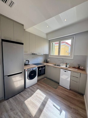 Køleskab, mikrobølgeovn, ovn, kogeplade