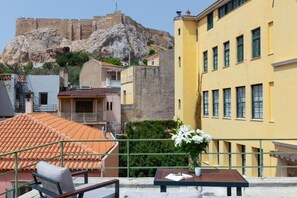 Outdoor dining - Comfortable 2-Bedroom Apartment in Plaka with Acropolis View Rooftop Access (Athina)