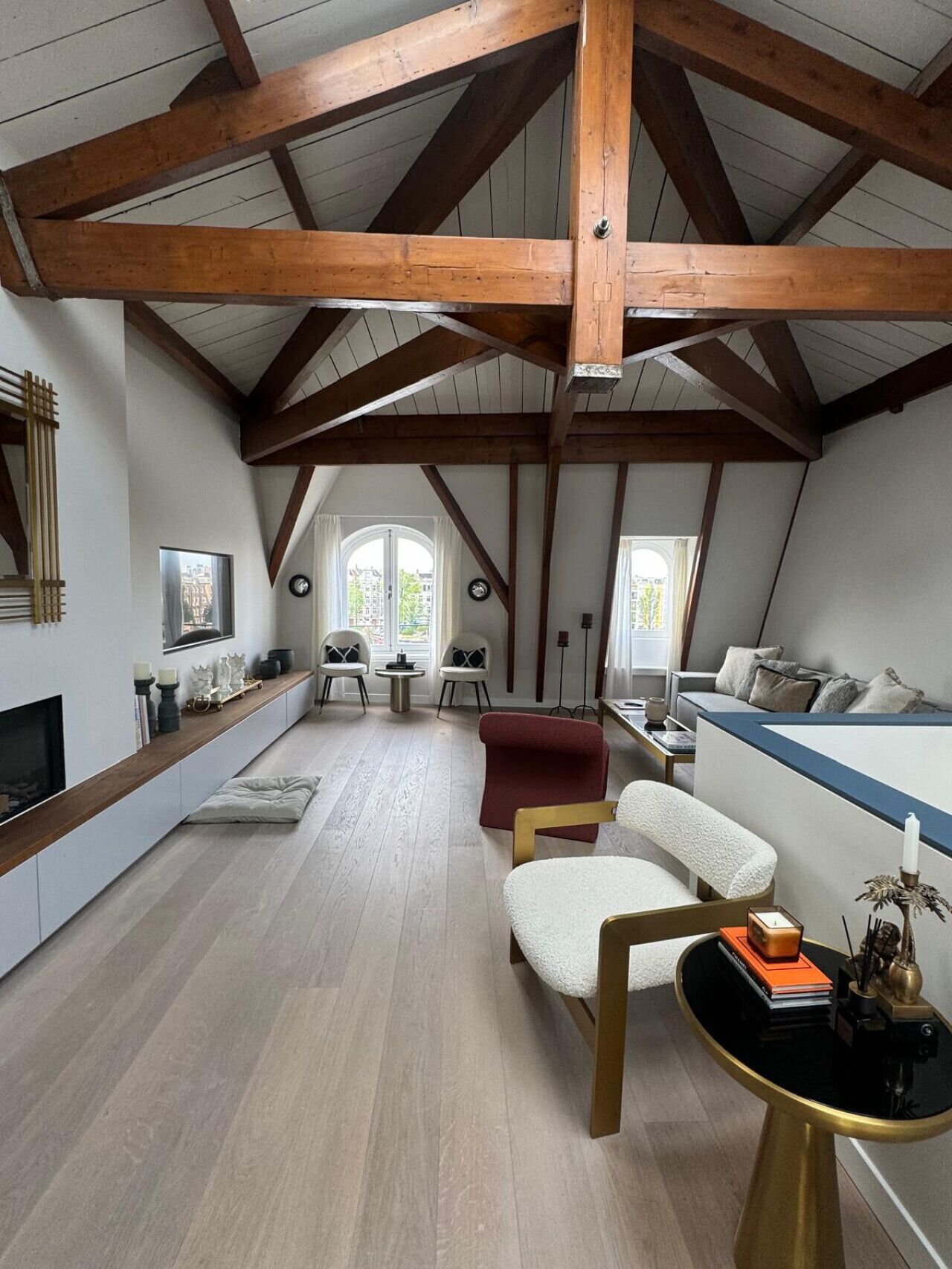 Smart TV, fireplace, stereo