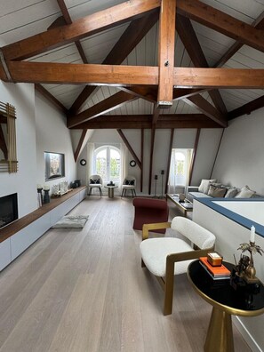 Smart TV, fireplace, stereo