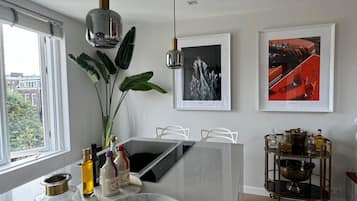 Een koelkast, een magnetron, een oven, een kookplaat