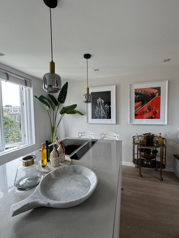 Frigorifero, microonde, forno, piano cottura