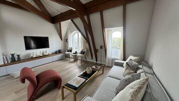 Smart TV, fireplace, stereo