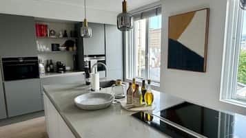 Een koelkast, een magnetron, een oven, een kookplaat