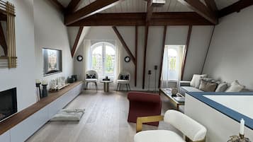 Smart TV, fireplace, stereo
