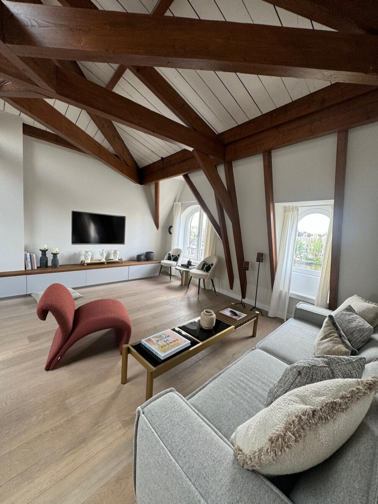 Smart TV, fireplace, stereo