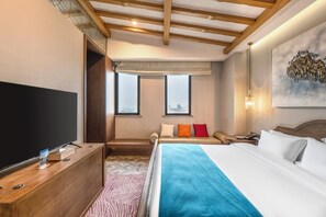 Suite familiar | Edredón, escritorio, cortinas blackout y tabla de planchar con plancha 