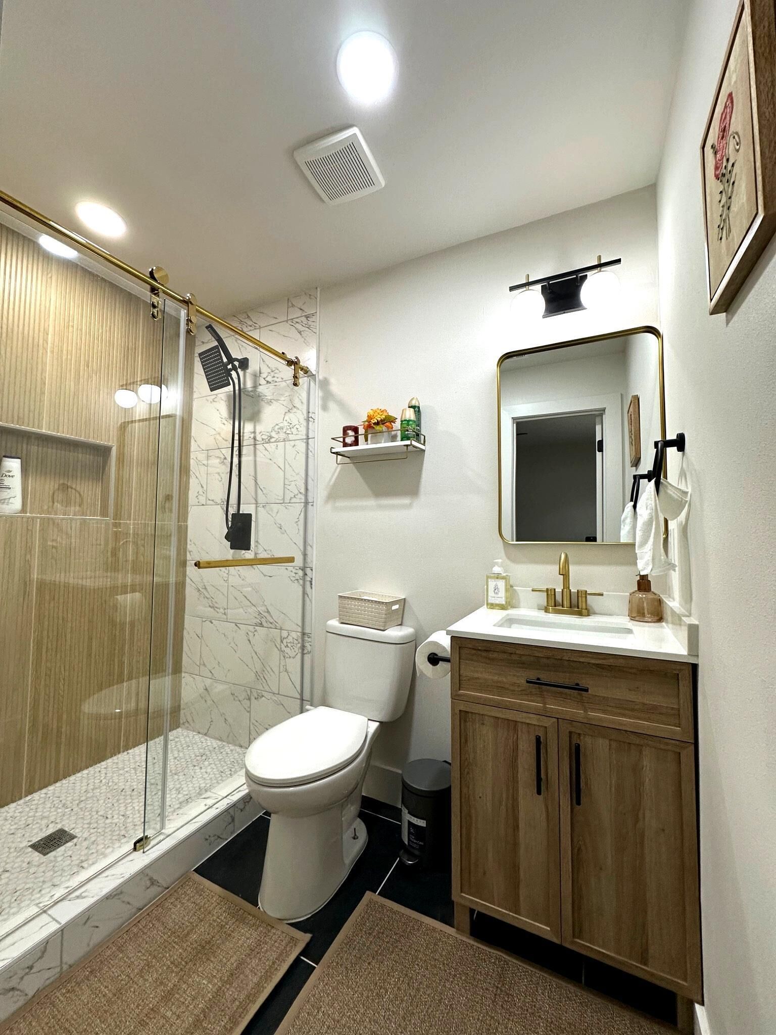 Douche, séchoir à cheveux, serviettes fournies, savon