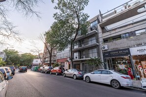 A street with parked cars and a building with a storefront named 'Femme Ideale'. - Flexible Studio for 4 with Balcony in Palermo Soho (Palermo)