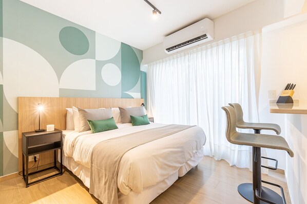 Escritorio, tabla de planchar con plancha, wifi gratis y ropa de cama