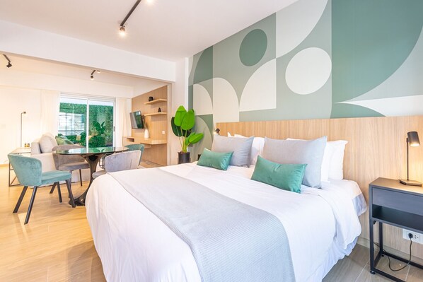 Een bureau, een strijkplank/strijkijzer, gratis wifi, beddengoed