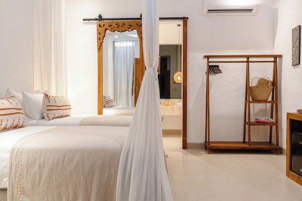 Literie de qualité supérieure, surmatelas, minibar, bureau