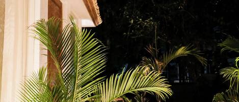 Kamar Klasik, balkon, pemandangan kebun | Seprai premium, bantalan ekstra lembut, minibar, dan meja kerja