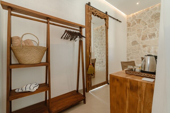 Rom – deluxe, bassengutsikt, hageområde | Sengetøy av topp kvalitet, senger med overmadrass, minibar og skrivebord