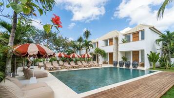 Una piscina al aire libre