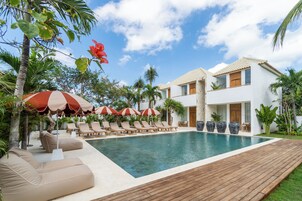 Una piscina al aire libre