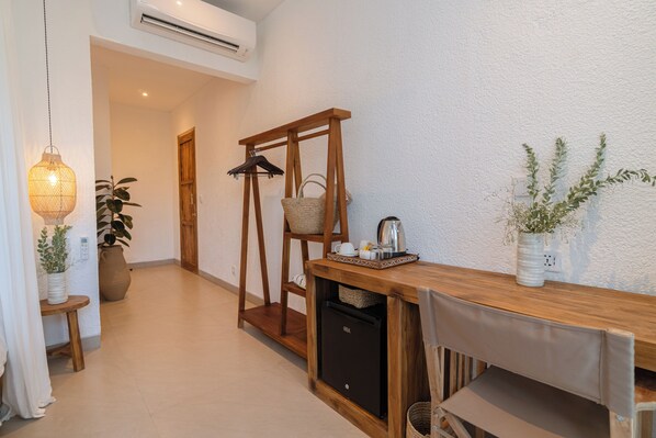 Superior kamer, terras, uitzicht op zwembad | Luxe beddengoed, pillowtop-bedden, een minibar, een bureau