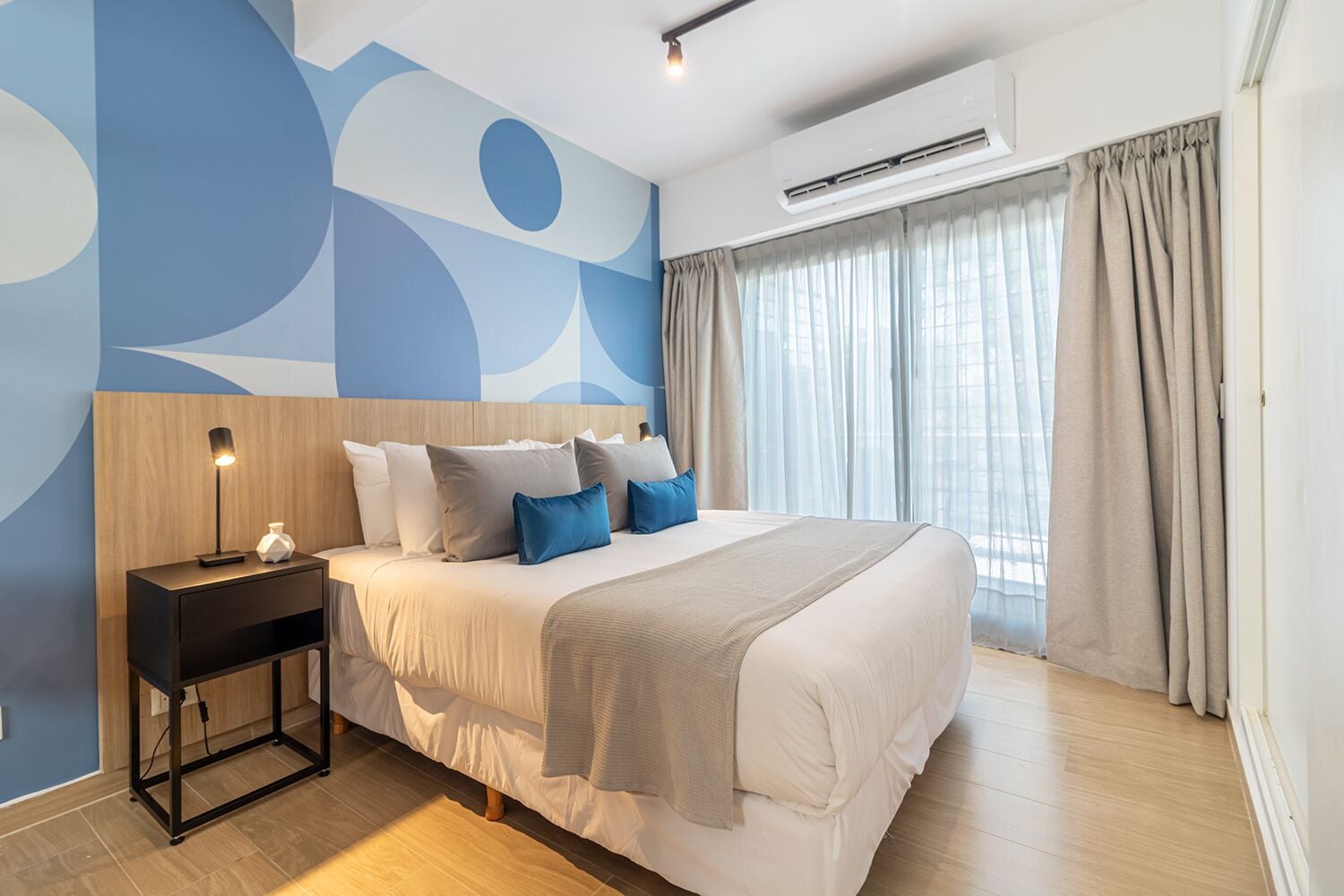 Escritorio, tabla de planchar con plancha, wifi gratis y ropa de cama 