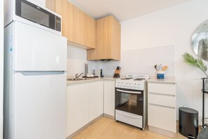Køleskab, mikrobølgeovn, ovn, kogeplade