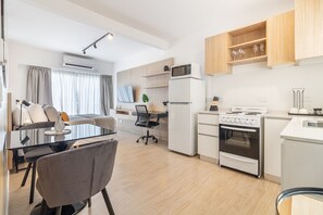 Een koelkast, een microgolfoven, een oven, een kookplaat