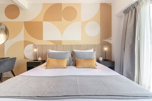 Een bureau, een strijkplank/strijkijzer, gratis wifi, beddengoed