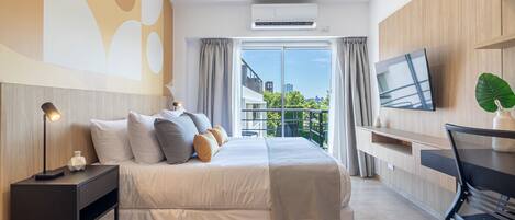 Escriptori, planxa i posts de planxar, wifi gratuïta i roba de llit