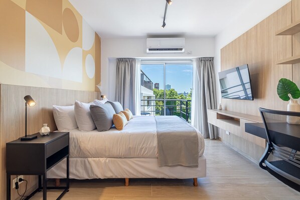 Escritorio, tabla de planchar con plancha, wifi gratis y ropa de cama 