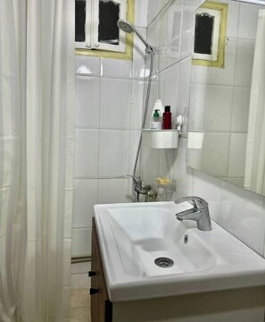 Serviettes fournies, papier toilette