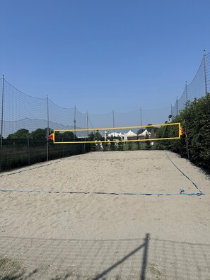 Seasonal outdoor pool, open 9:00 AM to 9:00 PM, pool umbrellas - Locanda di Casa Spadoni (Faenza)