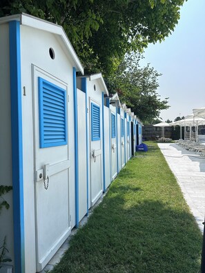 Seasonal outdoor pool, open 9:00 AM to 9:00 PM, pool umbrellas - Locanda di Casa Spadoni (Faenza)