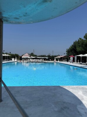 Piscine extérieure (ouverte en saison), parasols de plage