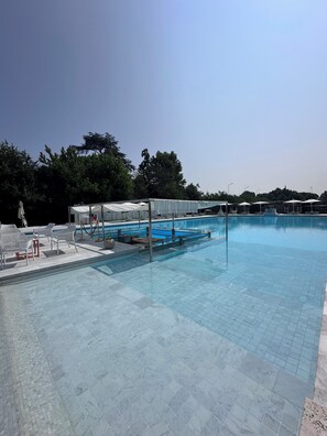 Seasonal outdoor pool, open 9:00 AM to 9:00 PM, pool umbrellas - Locanda di Casa Spadoni (Faenza)
