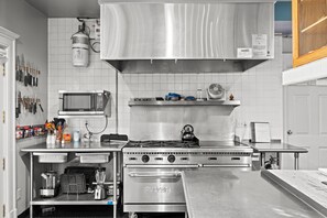 Een koelkast, een microgolfoven, een oven