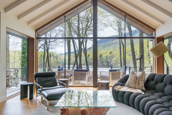 تلفزيون، مدفأة، مكتب، شاشة كمبيوتر