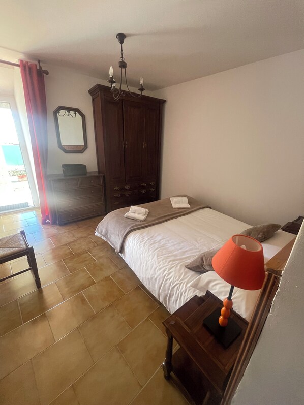 2 bedrooms, iron/ironing board, bed sheets