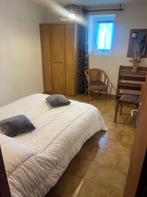 2 chambres, fer et planche à repasser, draps fournis