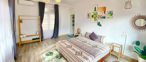 Bureau, espace de travail pour ordinateur portable, rideaux occultants