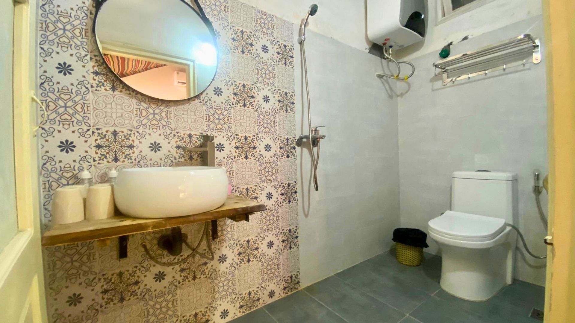 Un baño con un lavamanos grande blanco, un inodoro y una ducha.