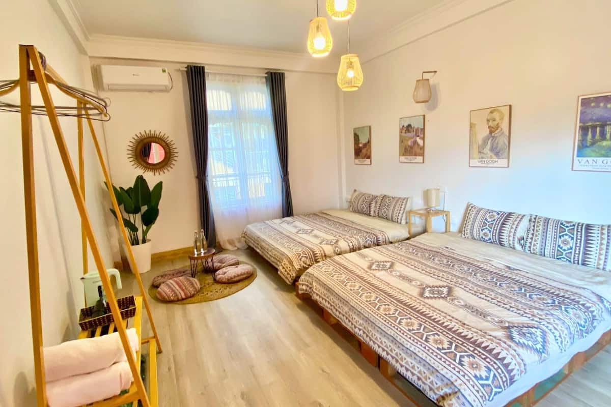 Basic fyrbäddsrum - 2 queensize-sängar - icke-rökare - utsikt mot trädgården | Skrivbord, arbetsyta för laptop, mörkläggningsgardiner och ljudisolering