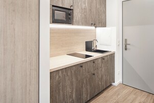 Frigorífico, microondas, placa de cocina y lavavajillas