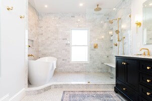 Premium Main House Harbor View King | Bathroom | Free toiletries, hair dryer, bathrobes, towels