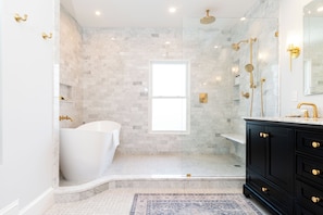 Habitación Premium | Baño | Amenidades de baño gratuitas, secadora de cabello, batas, toallas