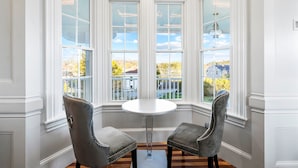 Bar (on property) - Topside Inn (Boothbay Harbor)