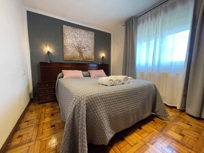 3 habitaciones, tabla de planchar con plancha y ropa de cama