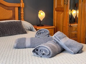 3 bedrooms, iron/ironing board, bed sheets