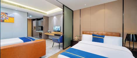 Habitación de hotel con dos camas, un escritorio, una silla y un televisor.